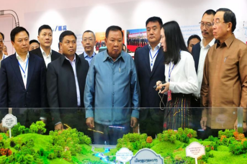 老挝国家主席本扬高度评价中老铁路建设